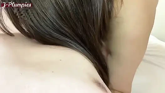 Büyüleyici katip pürüzsüz baştan çıkarıcı sıcaklığı sergilerken tam büyük memeli baskı ve yoğun göğüs oyunu içinde şımartıyor