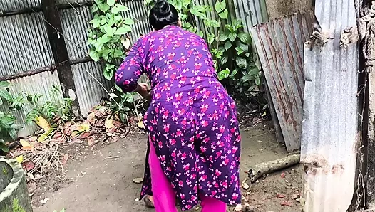 Hintli genç kız genç erkek arkadaşıyla evinin önünde seks yapıyor