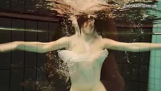 Tıraş andrejka ile büyük memeler içinde the havuz