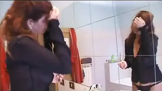 Büyük yaraklı erkek arkadaş sürtük kız arkadaşını sikiyor ve yüzüne boşalıyor