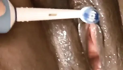 Islak amımı büyük dildoyla sikiyorum elektrikli diş fırçasıyla klitorisimi uyarıyor