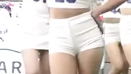 Lütfen ahin ve onun yumuşak ve seksi bacaklarına tapın