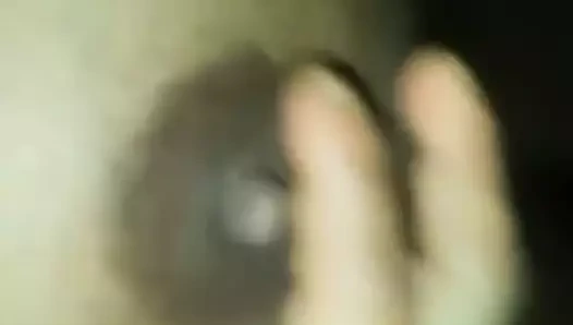 Desi adam karısının büyük göğüslerini canlı tutuyor