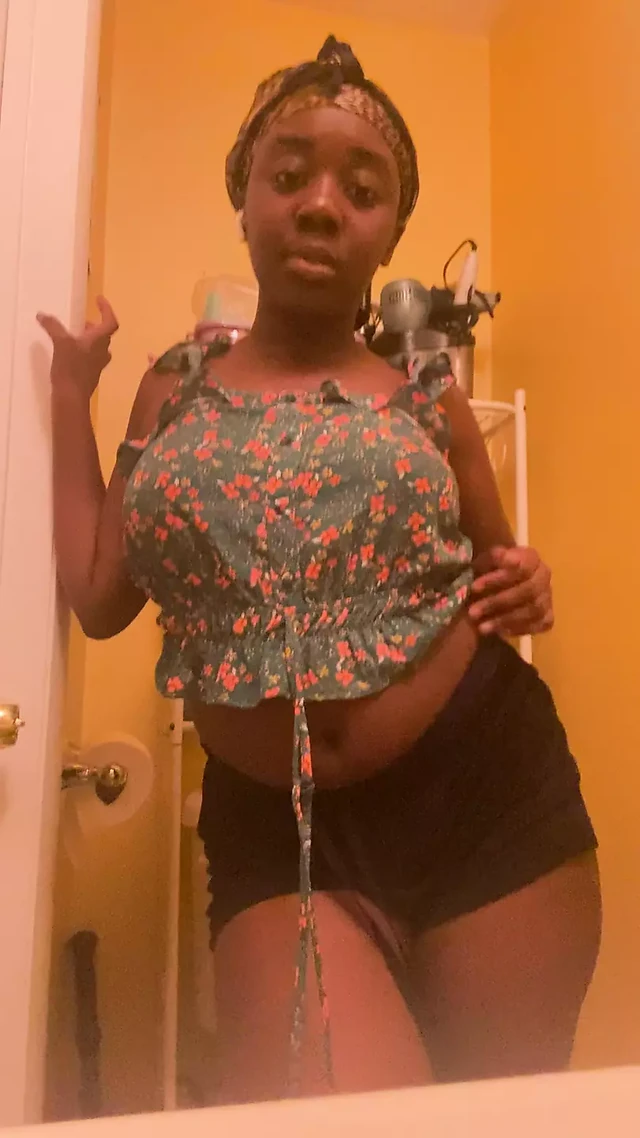 Model aktris femalerapper yıldızı içerik kreatör youtuber girişimci patron bayan ceo dansçı striptizci şarkıcı komik komedyen