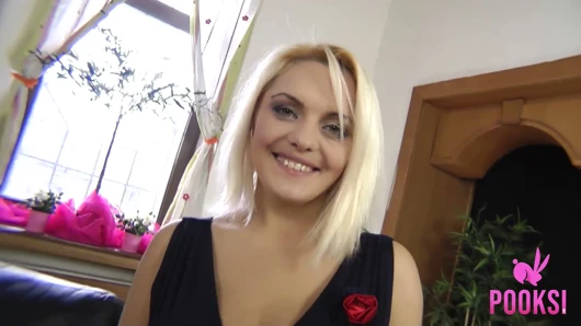 Şehvetli büyük memeli sarışın Andrea büyük göğüslerine döl alıyor!