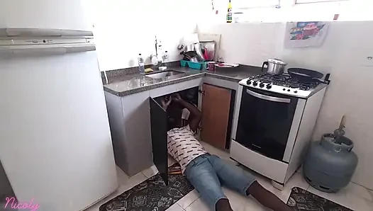 Tesisatçı ile fetiş: Havlunun içindeydim ve gördüğüm en büyük penisin sperma banyosunu yaptım!