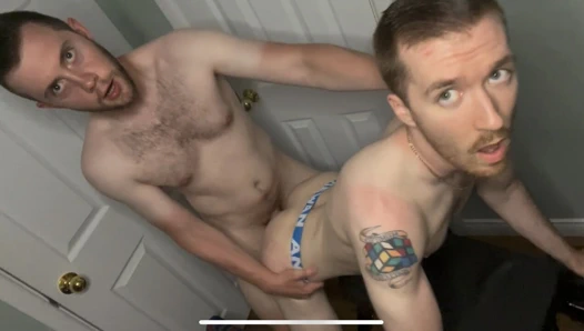 Arkadaşının yüzüne ve deliğine boşalıyor