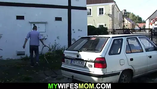 eski busty sarışın anne inlaw sürmek onun horoz dışında