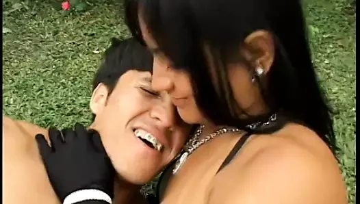 Sıcak esmer alır becerdin tarafından biseksüel süre emme bir horoz