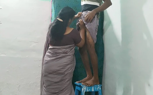 Anal seks penisimi olgun sırt deliğine sokuyorum