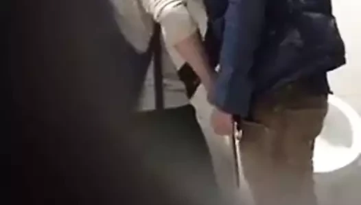 Espiando dois na mao amiga em banheirao
