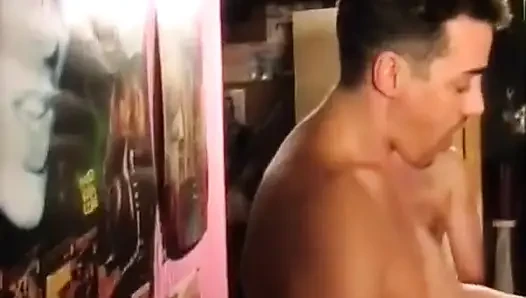 Birkaç Parisli bir göt filminin önünde sikişiyor.