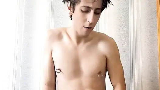 Pierced sıcak adam şişeye zıplayarak boşalıyor.