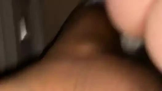 Beyaz tatted orospu boşalan üzerinde siyah tatted çük