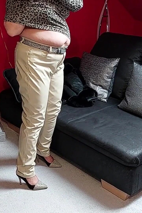 Azgın nine striptiz yapıyor ve mastürbasyon yapıyor