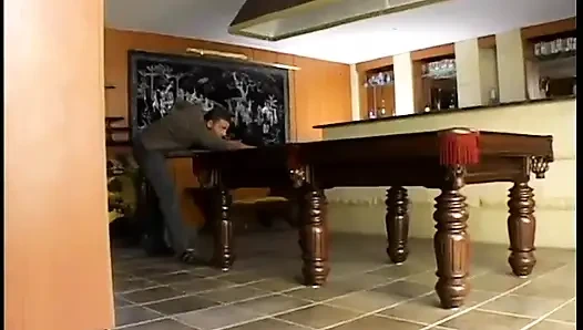 Sıkı ateşli sarışın bilardo masasında götünü siktiriyor