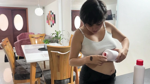 Я вижу мой сводный брат больной, так что я решаю дать ему сироп, чтобы облегчить его, но он в конечном итоге делает его возбужденным, потому что это сироп афродизиака.