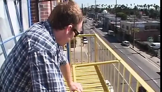 Sıkı götlü Asyalı orta yaşlı seksi kadın yarak emiyor ve ikinci adam amcığını arkadan sikiyor