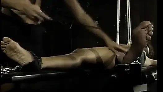 Alman zenci sürtük esaret gösterisinde bağlandı ve kırbaçlandı