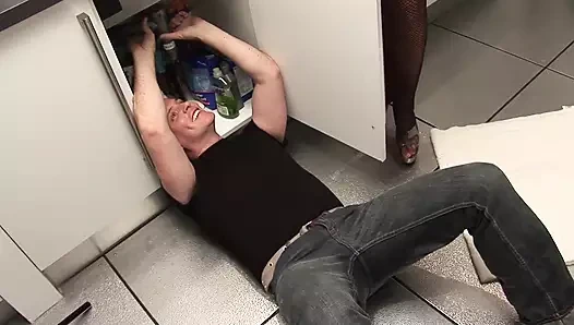 Amber Leigh deneyimli bir kadın götünü dolduruyor