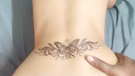 Ateşli dövmeli kız arkadan irileşiyor