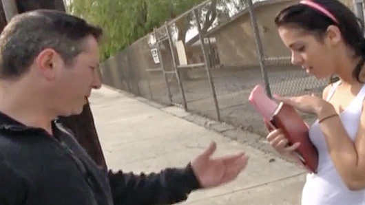 Üvey kız okuldan atlarken yakalandıktan sonra üvey babasını sikiyor