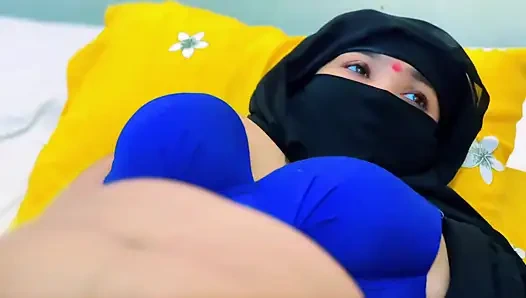 Kocam beni evde yalnız bırakıyor ama komşum her zaman sikişerek bana yardım ediyor - Mısırlı tesettürlü kız seks