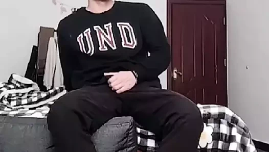 Çinli vücut geliştirmeci beyaz ekip çorap solo