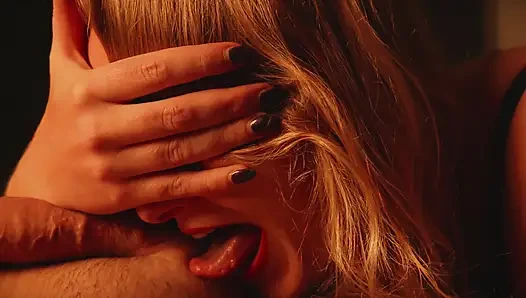 Mükemmel Kız Bolca Tükürerek Derin Bir Sakso Çekiyor - Şehvetli Asmr