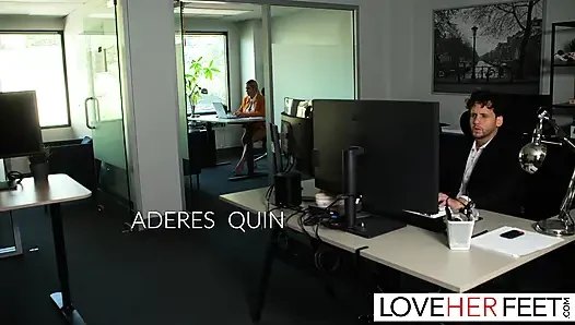 Otoriter orta yaşlı seksi kadın Aderes Quin ayaklarına tapıyor