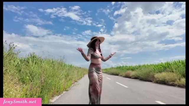 Jeny Smith canlı gösteri sırasında halka açık bir yolda amına mastürbasyon yapıyor