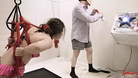 kinky bağlı yukarı bebeğim alır oynamıştı