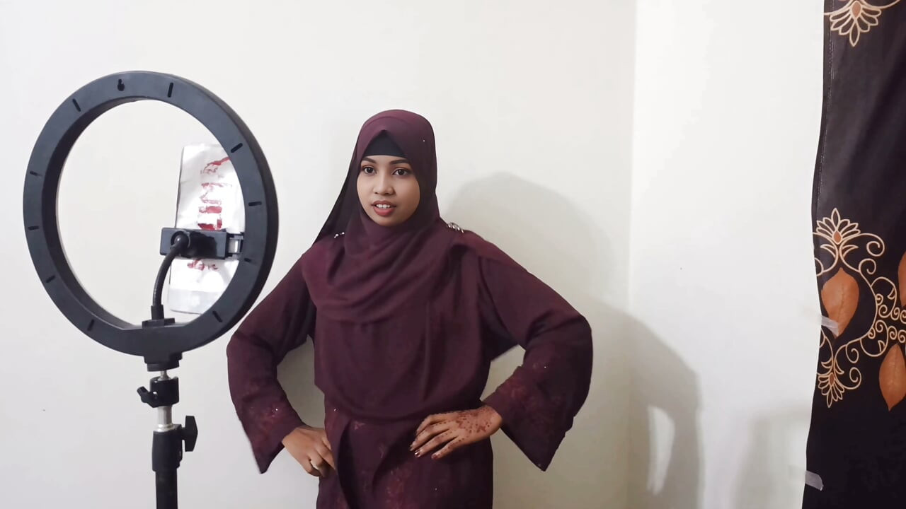 Desi Tik Toker Müslüman Başörtülü Üvey Teyze Dar amını sikiyor Güzel Üvey Teyze viral seks videosu