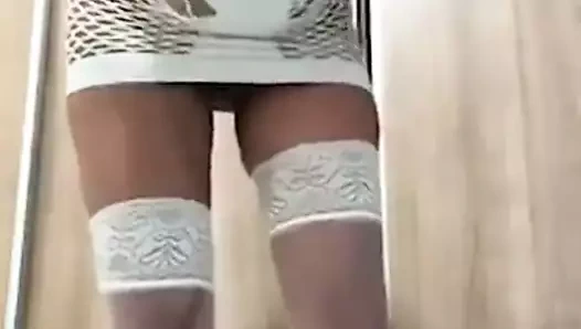 Eşi, çorap giydirdiğinde kocasını şaşırttı