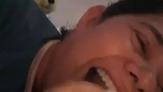 Sürtük kız arkadaşım lezzetli fışkırtan amatör itaatkar bir köle olarak taşaklarımı emmeyi, derin gırtlağımı ve sert anal seksi seviyor