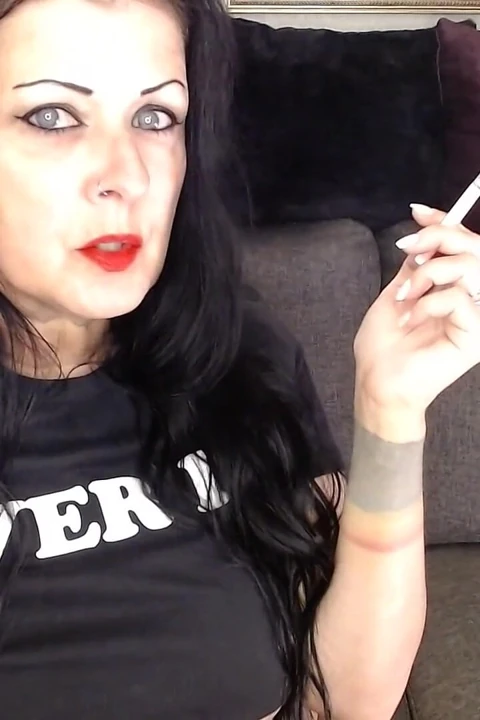 Anna sigara içiyor