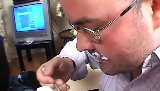 Sevimli sarışın başka bir adam onları izlerken gırtlağına kadar alıyor