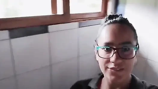 Komşumun evinde çıplak amcığını teşhir ediyor