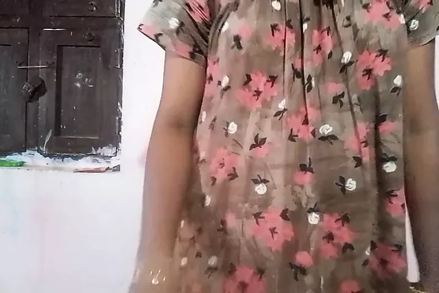 Тамильская жена испытывает оргазм с морковкой в ее киске