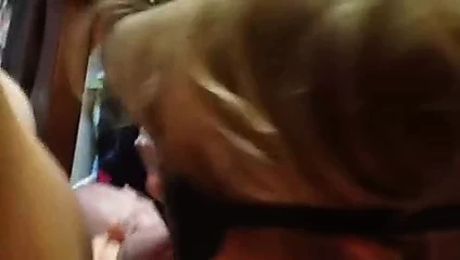 Karısı bir sik yalarken bir aldatmak oral seks yapar.