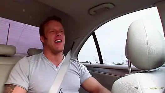 Kızıl saçlı yüze boşalmadan önce farklı pozisyonlarda sikiliyor