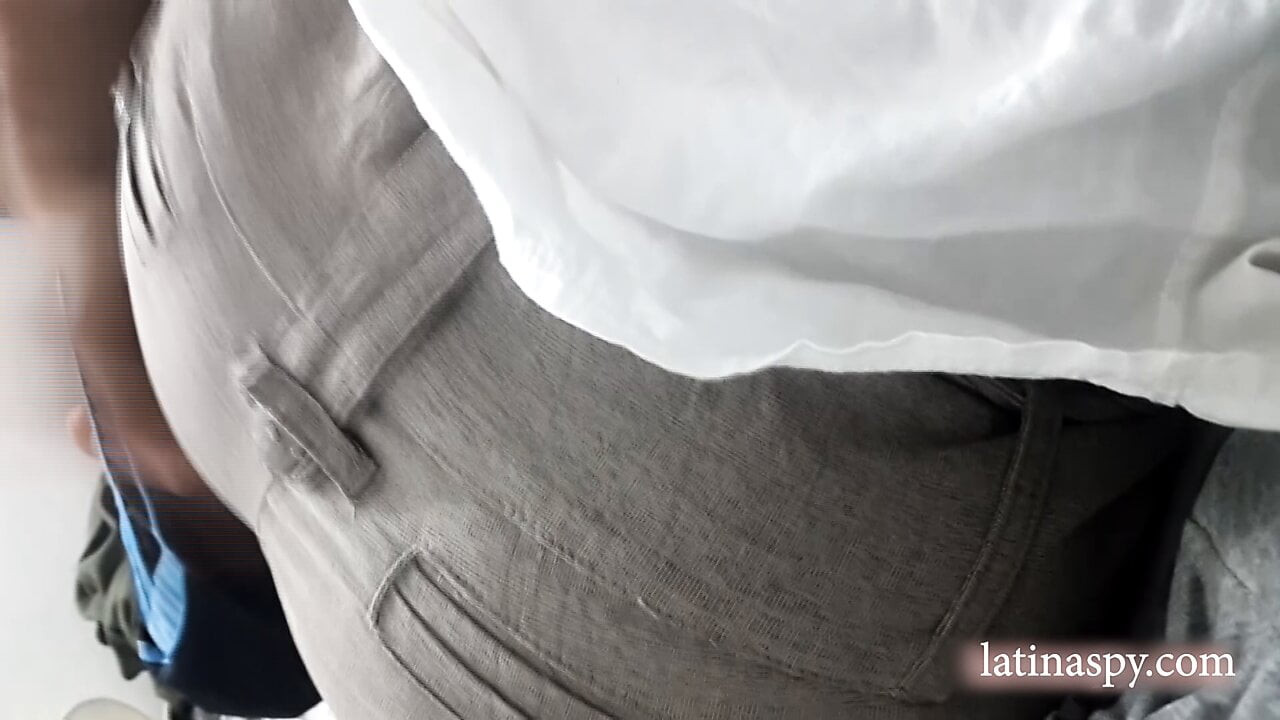 latina with huge ass gets comfy at Tocaculos room