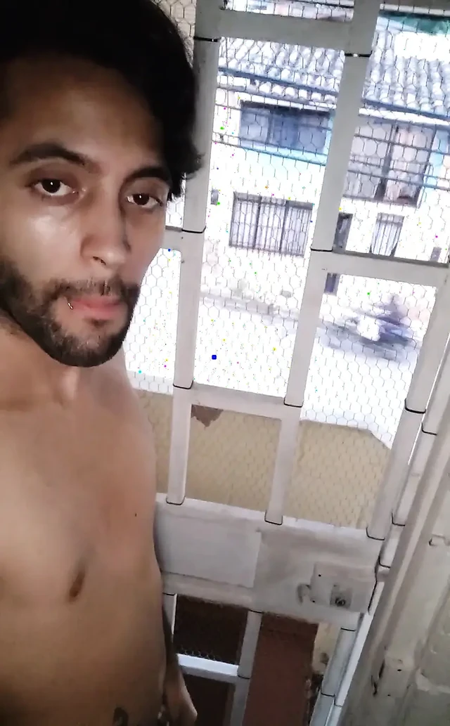 Ön kapımda sabah odunumla ilgileniyorum