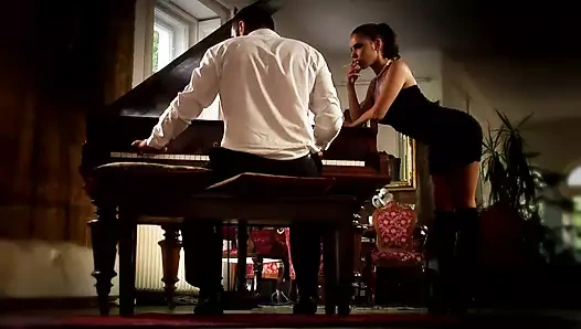 Ateşli ve seksi esmer iyi bir sikiş için büyük yaraklı adamı baştan çıkarıyor