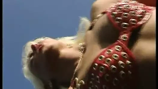 Dışarıdaki arabada sıcak bir seks hayal ediyor