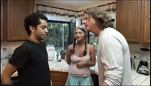 Genç çocuk bakıcısı adam mutfakta götünü sikiyor