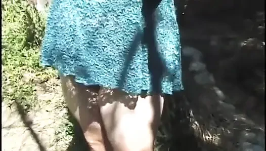 İri güzel kadın oturma odasında iki birden alıyor