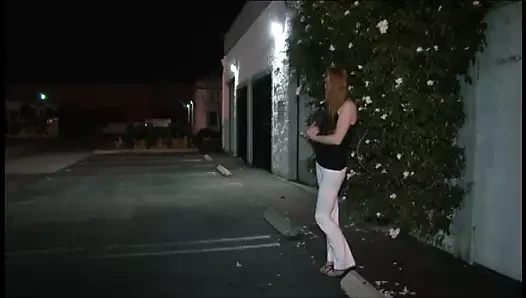 Sütlü tenli kızıl saçlı sert yarağı yutuyor ve sonra kanepeye biniyor