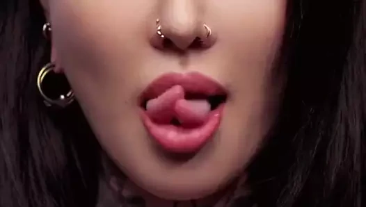 PunXXX - Tattoo Girl mit Gespaltene Zunge- PunXXX