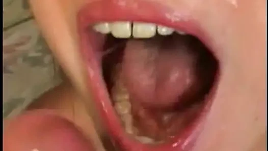 Başka bir tatlı sarışın iki kez sikiliyor